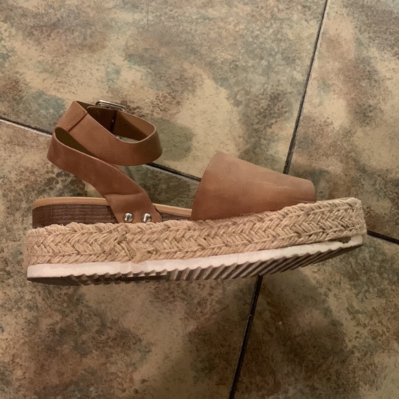 SODA Platform Sandals - Picture 5 of 8